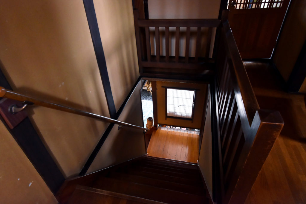 飛騨高山　旅館たかやま　階段