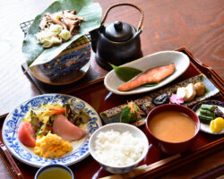飛騨高山　旅館たかやま　朴葉味噌　朝食